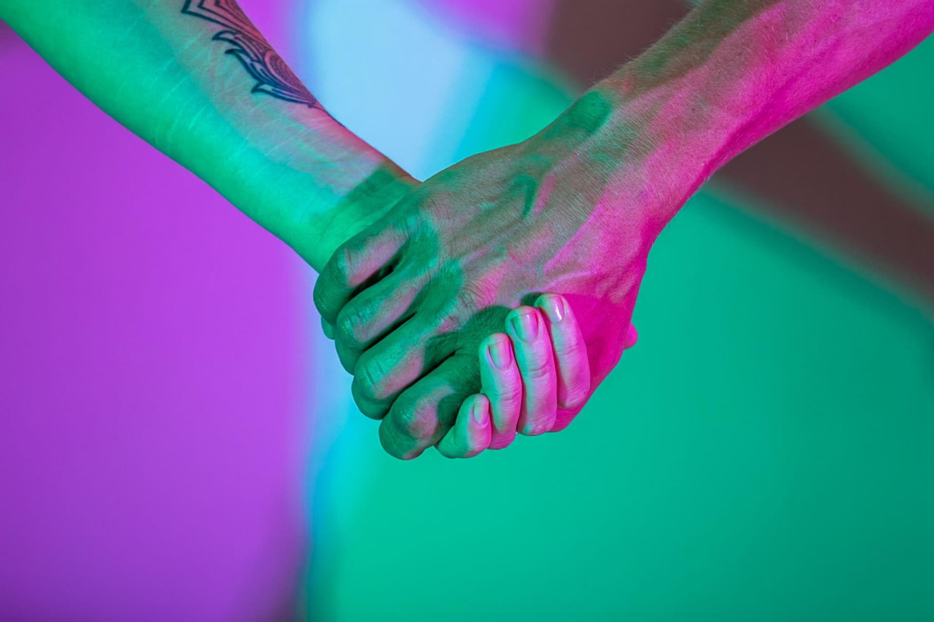 Mockup NaughtyBonds — cartes & défis